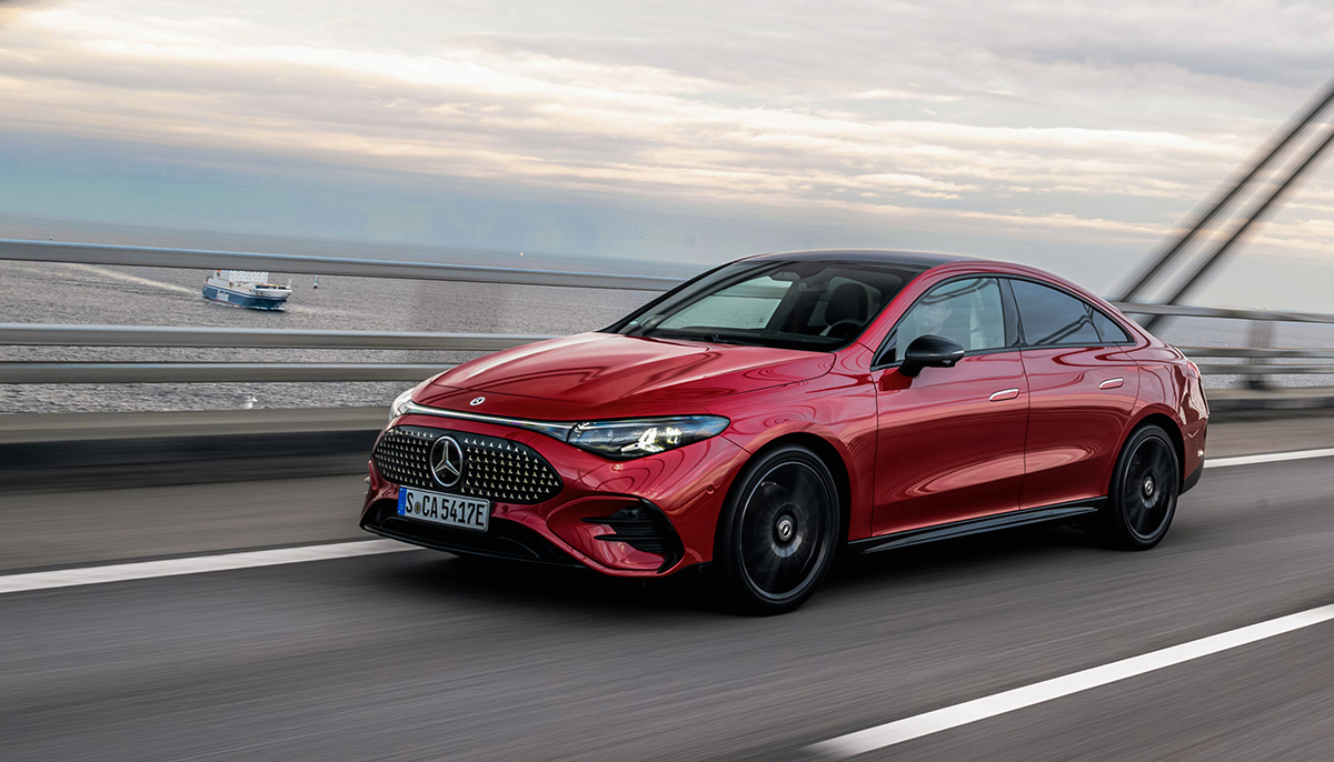 Roter CLA Shooting Brake fährt auf einer Brücke